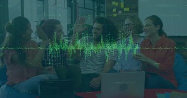 İş arkadaşları yeşil dalga şeklinde hoparlörden beşlik çakıyor. İşbirliği, takım çalışması, iletişim, gündelik, modern, etkileşim, pozitiflik