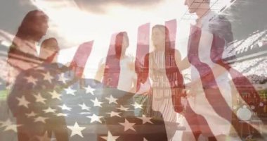 Arkadaşlar içki seçiyor bardakları tokuşturuyor sosyal etkinliğe kadeh kaldırıyor ve bayrak sallıyor. Sosyal toplantı, kutlama, açık hava salonu, modern mimari, eğlence, şehir manzarası, mutluluk.