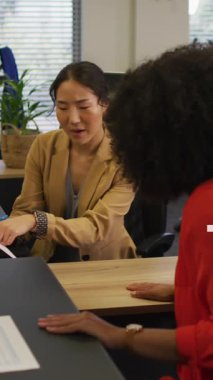 Ofisteki çeşitli iş adamları üzerinde finansal veri işleme animasyonu. Küresel ağlar, işletmeler, finansmanlar, hesaplama ve veri işleme kavramı dijital olarak oluşturuldu.