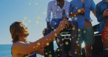 Bagaj kapısını açan arkadaşlar kamyon yatağından bira kapıp Bokeh 'in yaşam tarzında kadeh kaldırıyorlar. Gündelik, açık hava, canlı, kutlama, eğlence, arkadaşlık, sahil.