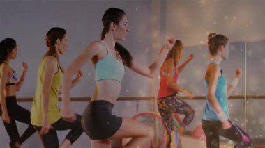 Merkez eğitmeni aynalı barre rehberlik grubunda diz kaldırma hareketleri yapıyor. Grup egzersizi, dans fitness, egzersiz oturumu, sağlık, profesyonel eğitim, dinamik hareket, enerjik