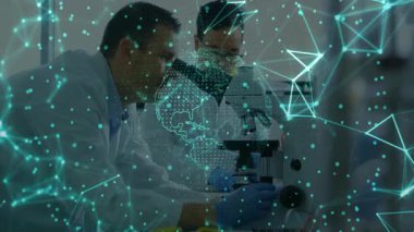 Laboratuvardaki bilim adamları, dijital ağ eşleştirme verileri eşleştirirken mikroskop slaytı yüklemek için pipet kullanıyorlar. Araştırma, yenilik, işbirliği, bilim, teknoloji, araştırma ortamı, analitik