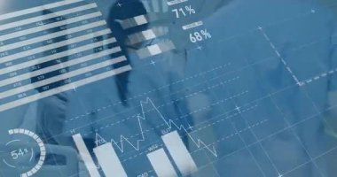 Doktor hastaneye giriyor ve sağlık çizelgelerini analiz için hastaya güncelleme metotlarını açıklıyor. Tıbbi, klinik, veri görselleştirme, profesyonel, fütüristik, sağlık hizmetleri, tanı