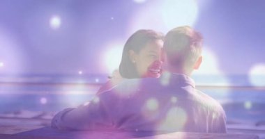 Parlayan kürelere gülen kadın, erkeğin yanağını okşayarak, kucaklayarak, pazarlama için anı paylaşmasını tetikliyor. Romantizm, samimiyet, akşam, dinginlik, bağlantı, zarafet, rüya gibi