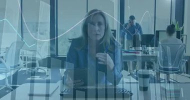 Sunucu tableti tıkırdatıyor ve analiz için finans tablolarını canlandırırken ekip arayıp daktilo kullanıyor. İş, analitik, profesyonel, veri görselleştirme, şirket, strateji, modern