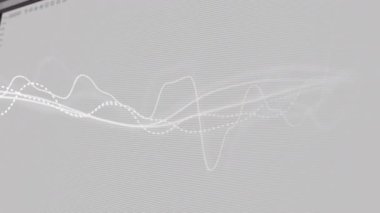 Nmap çıktısını görselleştirmek için kayan ASCII net tarama metni gibi parlaklaştıran ve oyun üzerinde dönen dalga formları. Veri görselleştirme, siber güvenlik, dijital arayüz, ağ analizi, soyut teknoloji, monokrom, fütüristik