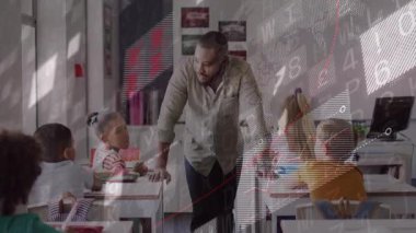 Erkek öğretmen sınıf sıralarında öğrencilere doğru yürüyor, eğiliyor ve çocuğu yazmaya teşvik ediyor. Eğitim, akıl hocalığı, sınıf, öğretim, öğrenme, ilham, çocukluk