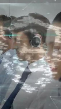 Güvenlik kilidinin animasyonu ve iş adamları üzerindeki bağlantı ağı. Dijital olarak oluşturulmuş küresel çevrimiçi güvenlik, bağlantılar, iş, finans ve veri işleme kavramı.