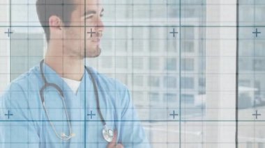 Erkek doktor kliniğin penceresinde kollarını çözüyor, kameraya doğru dönüyor, gülümsüyor ve hastalara kucak açıyor. Profesyonel, sağlık hizmetleri, danışma, modern, kendinden emin, iyimser, kentsel