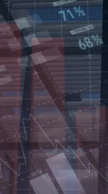 Ofis alanı ve yürüyen iş adamları üzerindeki grafiklerin ve finansal verilerin animasyonu. İş, finans, ekonomi ve teknoloji konsepti dijital olarak oluşturulmuş video.