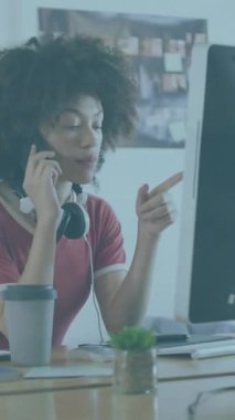 Bilgisayar kullanan bir iş kadınının finansal veri işleme animasyonu. Küresel iş, finans, bilgisayar ve veri işleme kavramı dijital olarak oluşturulmuş video.