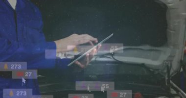 Teknisyenlerin kaputa tıklaması araç tanılarını yüzen tebligatlarla gösteriyor. Teşhis, teknoloji, otomotiv, mekanik, veri görselleştirme, bakım, yenilik