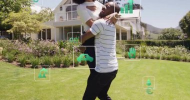 Güneşli çimlere bakan bir çift, kadın kaldıran bir adam ekolojik ikonlarla bahçe büyümesini kutluyor. Romantizm, açık hava, sevgi, çevre, mutluluk, yaşam tarzı, yeşillik