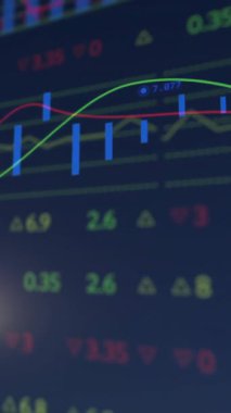 Karanlık arka planda finansal veri işleme animasyonu. Küresel finans, iş, bağlantılar, hesaplama ve veri işleme kavramı dijital olarak oluşturulmuş video.