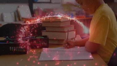 Çocuk, sol kalem ucu soluklaşırken sınıfın masasında kırmızı kıvrımlı yazı yazıyor. Öğrenci, eğitim, yaratıcılık, fantezi, ilham, coşku, konsantrasyon