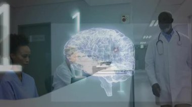 Tıp masasına yaklaşan doktor ikili akışların ortasında hemşire tablet alırken beyin modeli yaratıyor. Sağlık, teknoloji, yenilik, dijital, işbirliği, profesyonellik, gelecekçilik