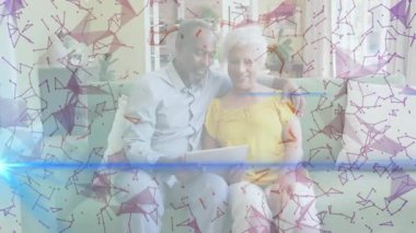 Erkek içeriği paylaşmak için tablet yerleştiriyor, kadın öne eğiliyor, dijital animasyon teknolojisi. Şefkat, arkadaşlık, farkındalık, rahatlama, bağlantı, modern, sıcaklık.