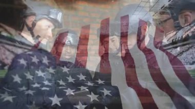 Güvenlik ekibi operasyon bölümünde toplanıyor, tablet haritasını yakınlaştırıyor ve lider tıklayarak ikonu onaylıyor, dağıtıyor. Taktik, takım çalışması, koordinasyon, görev, strateji, sanayi, teknoloji