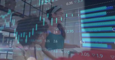 Takımın verileri gözden geçirmesi ve animasyon finans şemasını başlatması yönünde hareket eden sunucu. Kurumsal, analitik, sunum, takım çalışması, veri görselleştirme, ilerleme, profesyonel