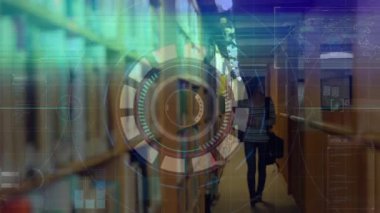 Araştırma için raf başlıklarını tararken öğrenci kütüphanesi koridorunda yürüyor ve HUD kaplamasını başlatılıyor. Fütüristik, teknoloji, eğitim, yenilik, kentsel, canlı, dinamik