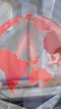 Tablet kullanan bir grup kadın ve erkek üzerinde veri işleme animasyonu. Küresel eğitim teknolojisi bağlantıları ve dijital arayüz konsepti dijital olarak oluşturulmuş video.