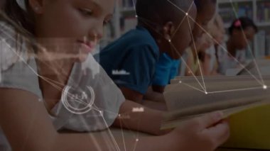 Eğitimi gösteren ağ grafikleri üzerinde çalışırken, kütüphanede okuyan öğrencileri gösteren bir kamera. Öğrenme, okuma yazma, eğitim, dijital, teknoloji, işbirliği, odaklanma