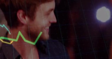 Adamın omzuna hafifçe vurması iki kadının veri grafikleriyle teknoloji salonunda dans etmesine neden oluyor. Parti, kutlama, gece hayatı, sosyalleşme, eğlence, modern, canlı