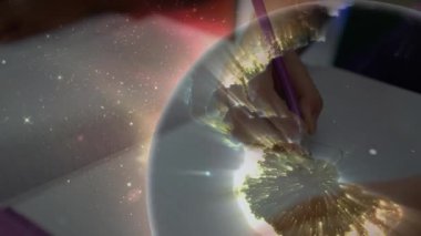 Sağ el mor kalem başlangıç çemberi çizimi yıldız alanını ve dönen dünyayı çağırıyor. İllülasyon, yaratıcılık, dijital alarm, yenilik, jeoloji, astronomi, tasarım