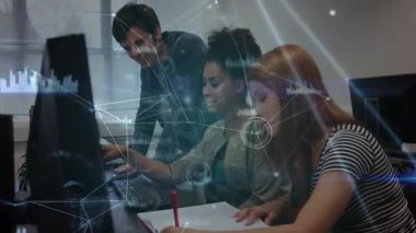 Bilgi yükleme, işaret etme ve yazma gibi teknoloji projelerinde işbirliği yapan öğrenciler. İşbirliği, takım çalışması, yenilik, dijital, eğitim, beyin fırtınası, modern