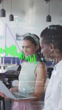 Ofiste dizüstü bilgisayarla tartışan çok ırklı meslektaşlar üzerinde değişen grafiklerin ve numaraların animasyonu. Dijital bileşim, iş, ilerleme, planlama, teknoloji, veri ve takım çalışması.