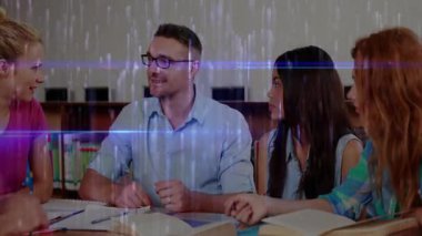 Çalışma grubu ahşap masanın etrafında oturuyor, çalışma sırasında grafik animasyonunu aktifleştiriyor. İşbirliği, eğitim, takım çalışması, öğrenme, odaklanma, iletişim, beyin fırtınası