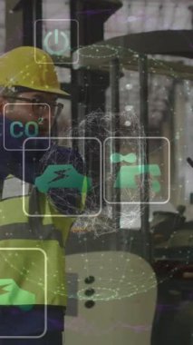 Depoda çalışan farklı insanlar üzerinde ekolojik simgelerin ve veri işlemlerinin animasyonu. Küresel sevkiyat, ticaret, finans, bilgisayar ve veri işleme kavramı dijital olarak oluşturuldu.