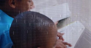 İlk oğlan kitap okumaya başlar, ikincisi ise kız eğitim faaliyetlerine katılırken mesaj takip eder. Çocuklar, eğitim, okur yazarlık, takım çalışması, öğrenme, işbirliği, bağlılık