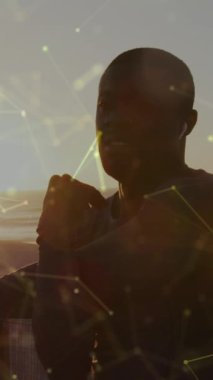 Afro-Amerikan erkeğini çalıştırma üzerine bağlantı ağının animasyonu. Küresel bağlantılar, refah, zindelik ve dijital olarak üretilen sağlıklı yaşam tarzı konsepti.