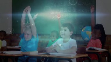Öğrenciler sınıfta matematik cevaplarını vurgulayan animasyon yüzükleriyle öğretmenlerin ardından el kaldırıyorlar. Eğitim, öğrenim, sınıf, merak, bağlılık, gençlik dolu, enerjik