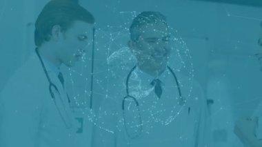 Klinikteki doktorlar değişen dünyayı izliyorlar kadın doktor olarak ortaya çıkıyorlar tableti tıkırdatıp tartışıyorlar. İşbirliği, sağlık, teletıp, dijital, teknoloji, takım çalışması, yenilik