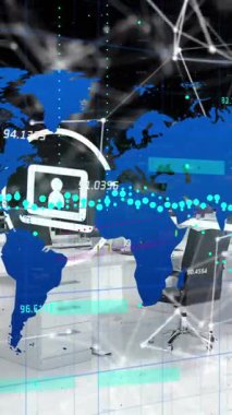 Mali veri işlemenin animasyonu ve ofis üzerinde dünya haritası. Küresel bilim, bağlantılar, veri işleme ve dijital arayüz kavramı dijital olarak oluşturulmuş video.