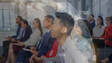 Konferansa katılan dinleyen ve sıralama panosu ile el kaldıran ve soru soran kişi. Profesyonel, ağ oluşturma, sunum, kurumsal, tartışma, iletişim, modern