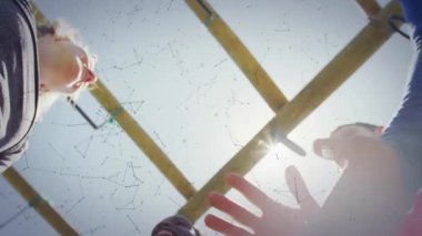 Üç takım arkadaşı Pergola 'nın altına girip el ele tutuşmak için animasyon enerji halkası oluşturuyor. İşbirliği, takım ruhu, yoldaşlık, birlik, açık hava, dinamik, motivasyon