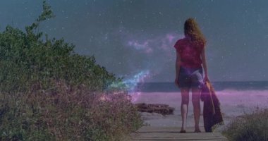 Tahta kaldırımda duran bir kadın, yükselen bir nebula, yürüyen yolda dönen, pembe bantlı süpürme teknolojisi. Kozmik, gerçeküstü, mistik, canlı, düşünceli, rüya gibi, doğa.