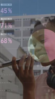 Açık havada akıllı telefondan konuşan mutlu Afro-Amerikan kadının veri işleme animasyonu. Bilgisayar arayüzü ve iş veri teknolojisi kavramı