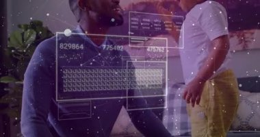 Babam odada diz çöküp oyuncak anlarını paylaşırken yürümeye yeni başlayan çocuk kanepeye tırmanıyor ve teknoloji panelleri kayıyor. Aile, ebeveynlik, bağlılık, yenilik, dijital, etkileşim, teknoloji