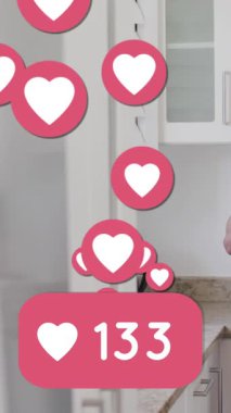 Rakamların animasyonu ve sosyal medya kalp simgeleri akıllı telefon kullanan bir adam üzerinde. küresel iletişim, teknoloji, bağlantılar ve dijital olarak oluşturulan sosyal medya konsepti.