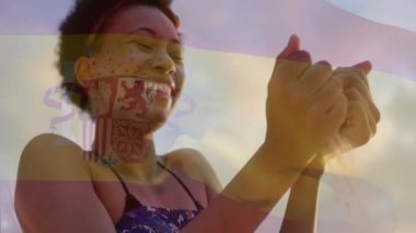 Kumu avuçlayan dişi gezgin, İspanyol bayrağıyla sakin havayı uyandırmak için tanelerin damlamasına izin veriyor. Dinginlik, farkındalık, doğa, rahatlama, minimalizm, alacakaranlık, yaşam tarzı