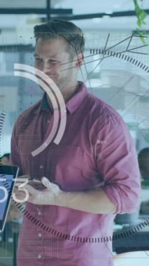 Kafkas iş adamlarının ofislerinde veri işleme animasyonu. Küresel iş ve dijital arayüz kavramı dijital olarak oluşturulmuş video.