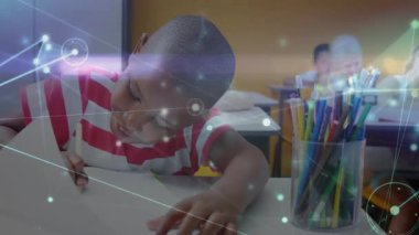 Liseli çocuk kalem kıvılcımlı yazılar öğreniyor, bağlantı grafikleri çiziyor, kız kalem darbelerine vuruyor. Eğitim, işbirliği, yenilik, teknoloji, gençlik, sınıf, odaklanma