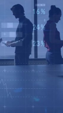 Ofisteki çeşitli meslektaşlar üzerinde finansal veri işleme animasyonu. Küresel finansman, iş ve dijital arayüz kavramı dijital olarak oluşturulmuş video.