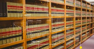 Beyaz taramalı çerçeveler rafları tarıyor, ahşap kitaplıkları tarıyor, yasal ciltleri indeksliyor. Veri görselleştirme, dijital haritalama, kütüphane teknolojisi, bilgi yönetimi, arşiv sistemi, gelecekteki arayüz, veri analizi