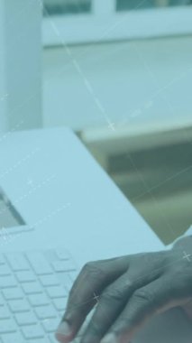 Ofiste bilgisayar üzerinde çalışan Afrikalı Amerikalı bir adam üzerinde bilgi arayüzü animasyonu. Dijital bileşik, çoklu pozlama, rapor, iş, ilerleme, büyüme, küresel ve teknoloji kavramı.