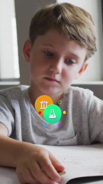 Okul simgelerinin, sınıftaki masa başında çalışan beyaz okul çocuğu üzerinde canlandırılması. Okul, eğitim, çocukluk ve öğrenme, dijital olarak oluşturulan video.